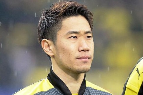 他扒开我的内裤把舌头放进去